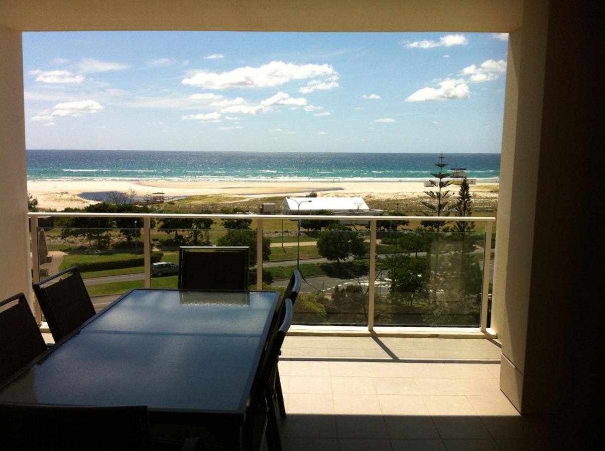Kirra Surf Apartments Guldkusten Exteriör bild