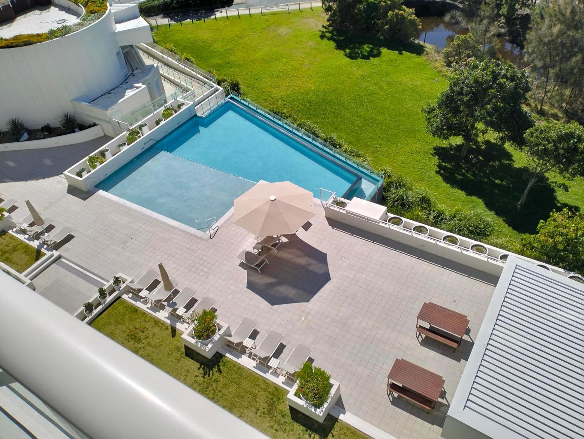 Kirra Surf Apartments Guldkusten Exteriör bild