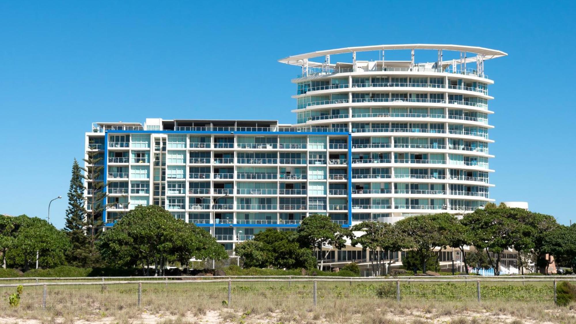 Kirra Surf Apartments Guldkusten Exteriör bild
