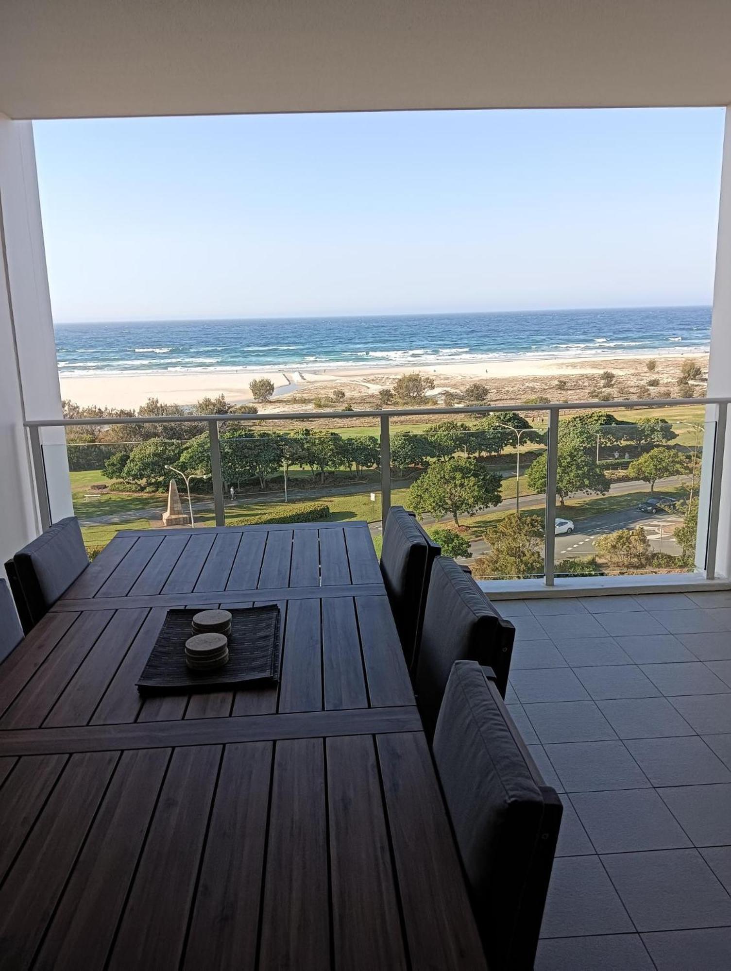 Kirra Surf Apartments Guldkusten Exteriör bild